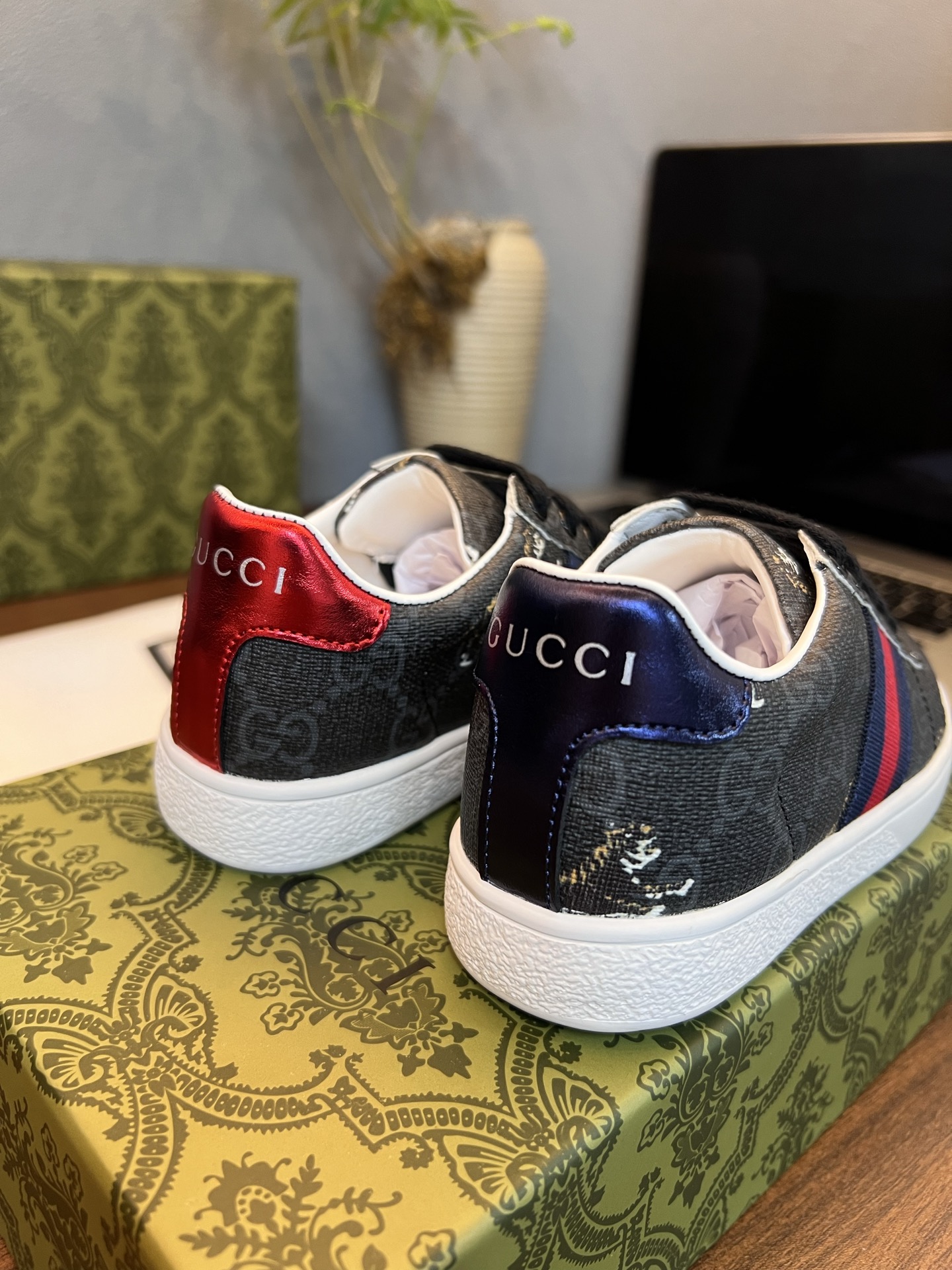 Children's shoes child